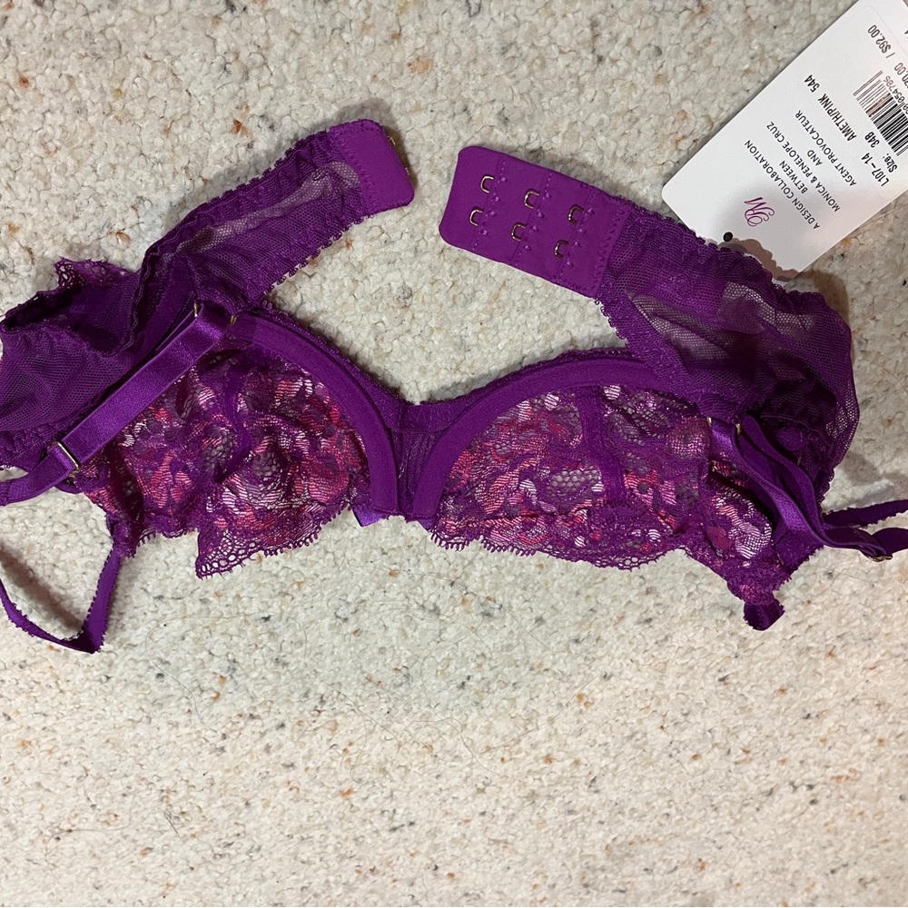 New with tags: 
AGENT PROVOCATEUR
L107-14
Size: 34B
AMETH/PINK 544 L107-14